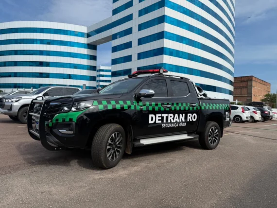 frota do Detran RO com viatura de fiscalização estacionada em frente a prédio administrativo