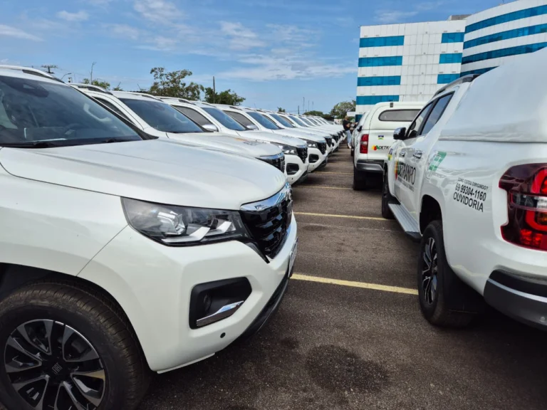 frota do Detran RO com caminhonetes novas alinhadas para reforço do atendimento em Rondônia