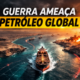 Navio petroleiro atravessa o Estreito de Ormuz sob cenário de guerra com explosões e fumaça no Oriente Médio.