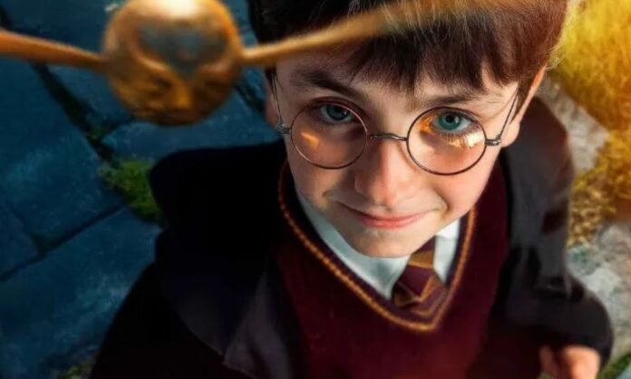 Série de Harry Potter mostra jovem bruxo voando com vassoura em cena inspirada no quadribol