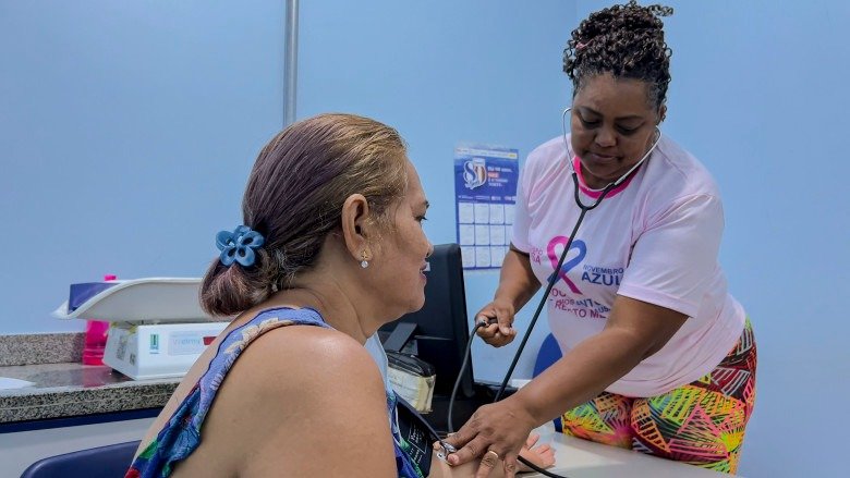 Mulher recebe atendimento em unidade de saúde durante exame preventivo relacionado ao HPV com profissional do SUS em Porto Velho
