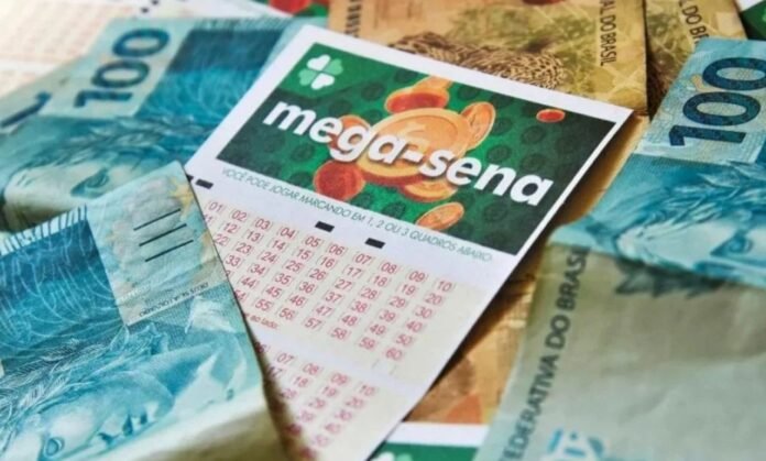 Mega-Sena acumulada chega a R$ 40 milhões Mão segurando dinheiro com volante da Mega-Sena ao fundo representando prêmio acumulado milionário