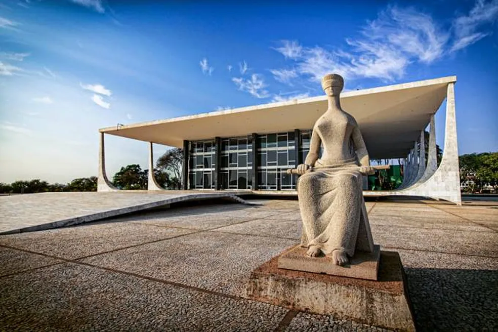 Supremo Tribunal Federal em Brasília com a estátua da Justiça em frente ao prédio da corte