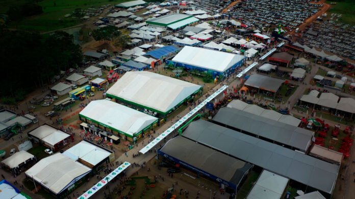 Vista aérea da Rondônia Rural Show com pavilhões e estruturas montadas no parque Vandeci Rack em Ji-Paraná