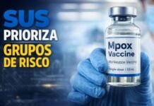 Vacina contra Mpox no SUS prioriza grupos de risco em Rondônia Profissional de saúde segura frasco de vacina contra Mpox enquanto destaque informa que o SUS prioriza grupos de risco.