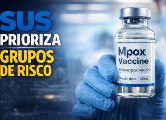 Vacina contra Mpox no SUS prioriza grupos de risco em Rondônia Profissional de saúde segura frasco de vacina contra Mpox enquanto destaque informa que o SUS prioriza grupos de risco.