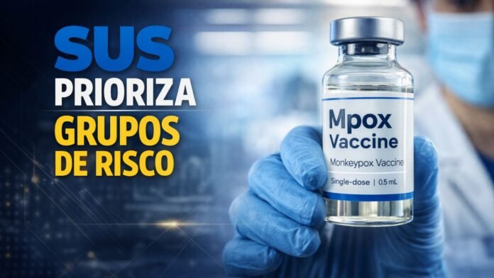 SUS prioriza grupos de risco na vacinação contra Mpox Profissional de saúde segura frasco de vacina contra Mpox enquanto destaque informa que o SUS prioriza grupos de risco.