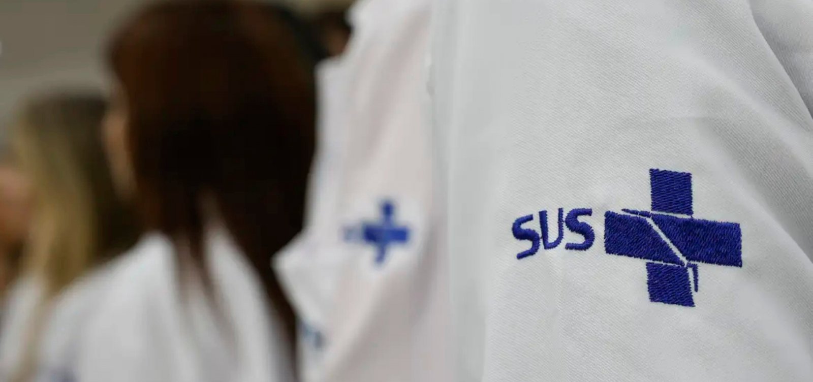 Terapias e vacinas contra o câncer no SUS com profissional de saúde em jaleco