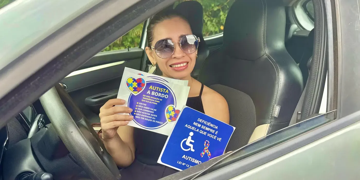 Condutora em veículo mostra identificação de autista a bordo e sinalização de deficiência oculta