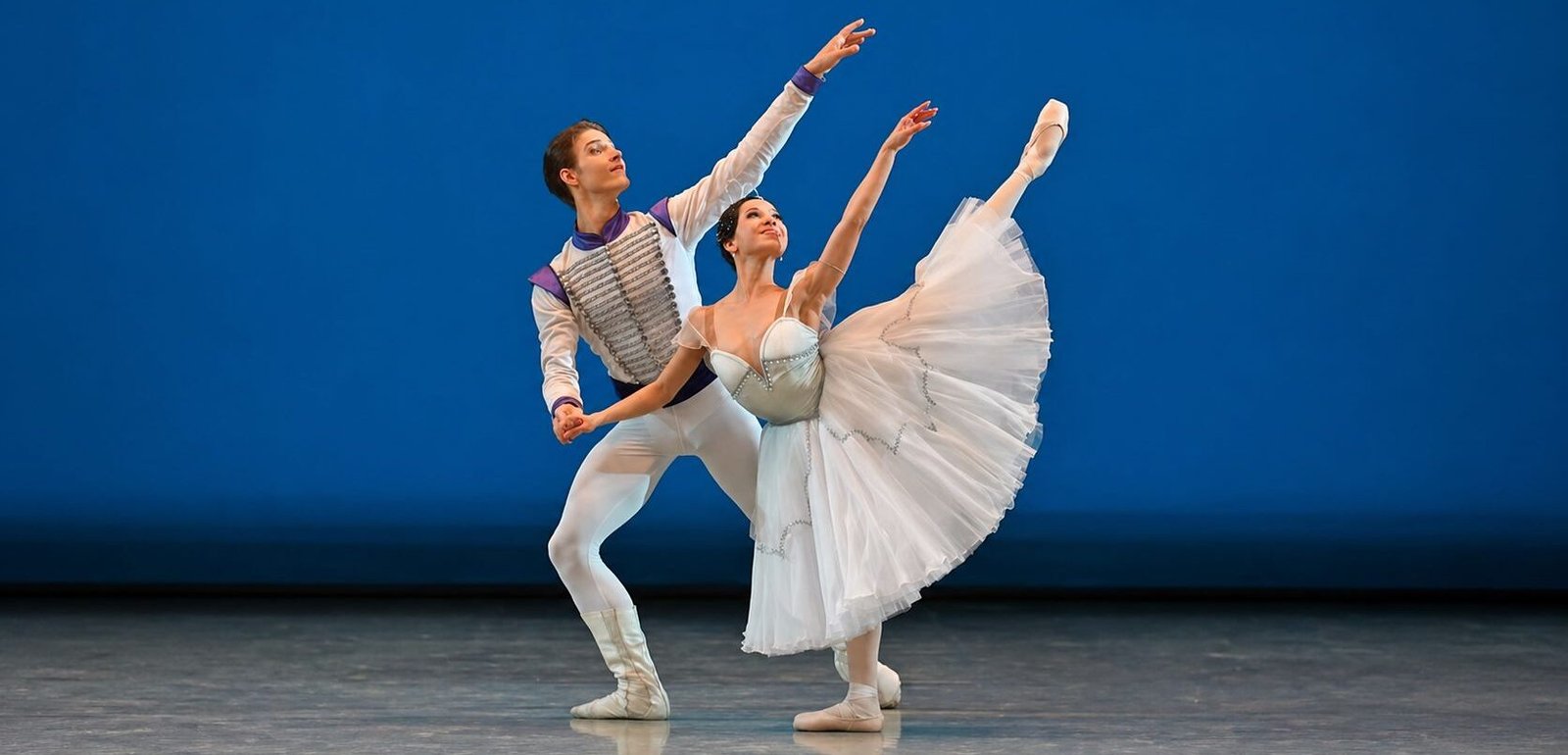Bailarina brasileira Anne Jullieth se apresenta em dueto de balé após conquista de ouro na Rússia