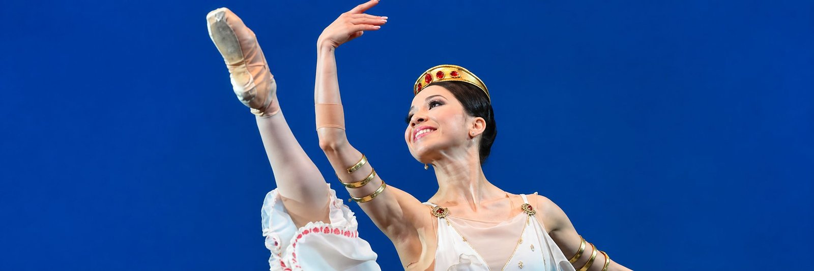 Bailarina brasileira Anne Jullieth em pose de balé após conquistar ouro em competição mundial na Rússia