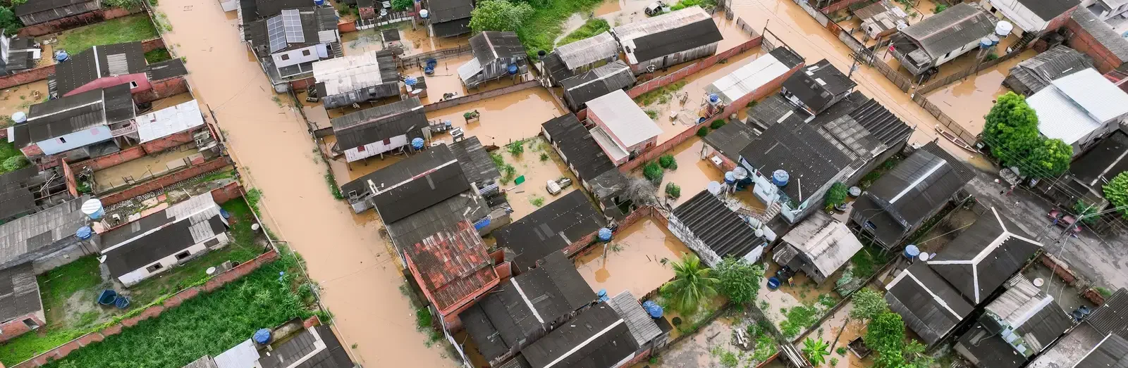 Emergência no Acre com casas cercadas pela água após cheia dos rios