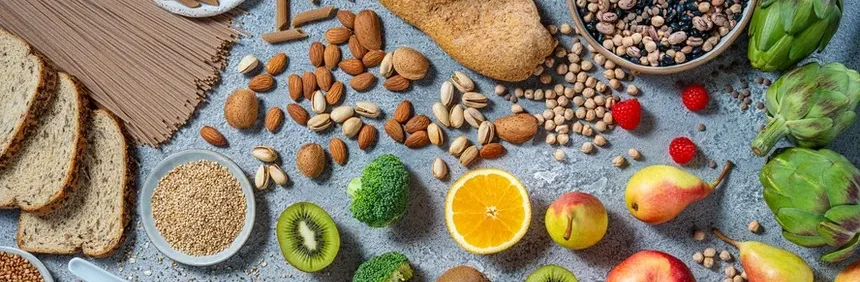 Alimentos ricos em fibra alimentar, como frutas, legumes, grãos, sementes e pães integrais