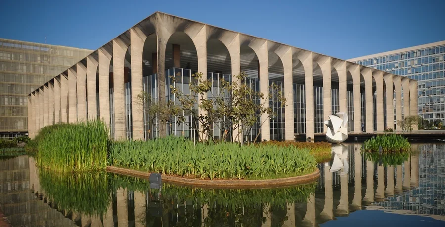 Fachada do Itamaraty em enquadramento macro com colunas e reflexo na água em Brasília
