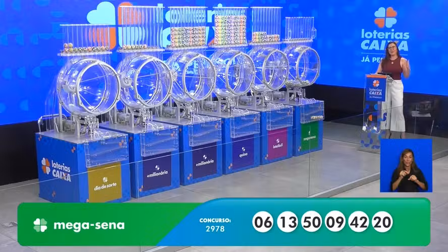 Imagem editorial da Mega-Sena com volante de aposta em destaque e referência ao prêmio acumulado de R$ 70 milhões