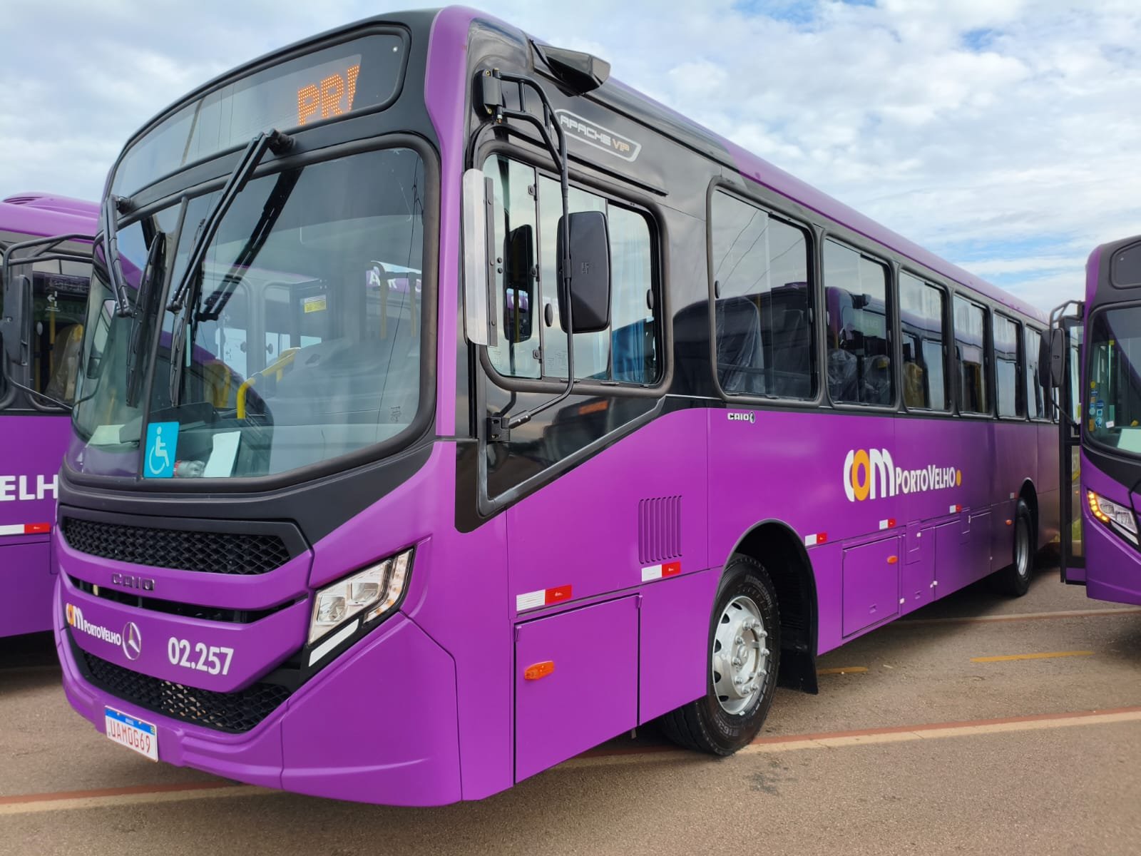 Ônibus roxo com número de linha.