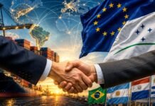 Acordo entre União Europeia e Mercosul começa a valer e deve baratear produtos Acordo UE-Mercosul com aperto de mãos e cenário de comércio internacional com porto e bandeiras