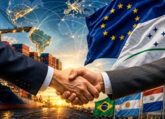 Acordo entre União Europeia e Mercosul começa a valer e deve baratear produtos Acordo UE-Mercosul com aperto de mãos e cenário de comércio internacional com porto e bandeiras