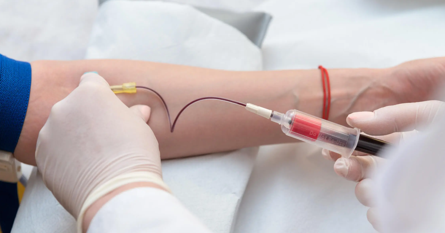 Coleta de sangue usada em exame de sangue para câncer de mama desenvolvido no Brasil