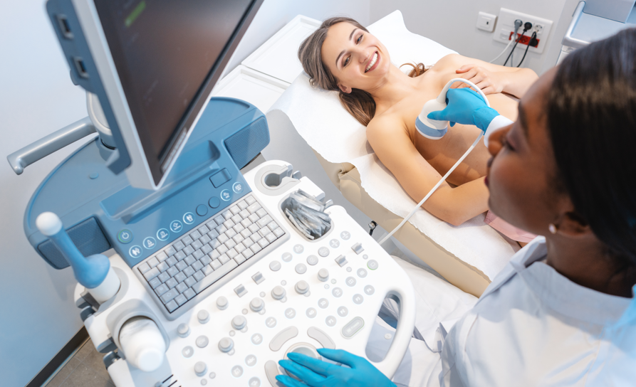 Exame de mamografia em paciente durante avaliação para diagnóstico precoce do câncer de mama