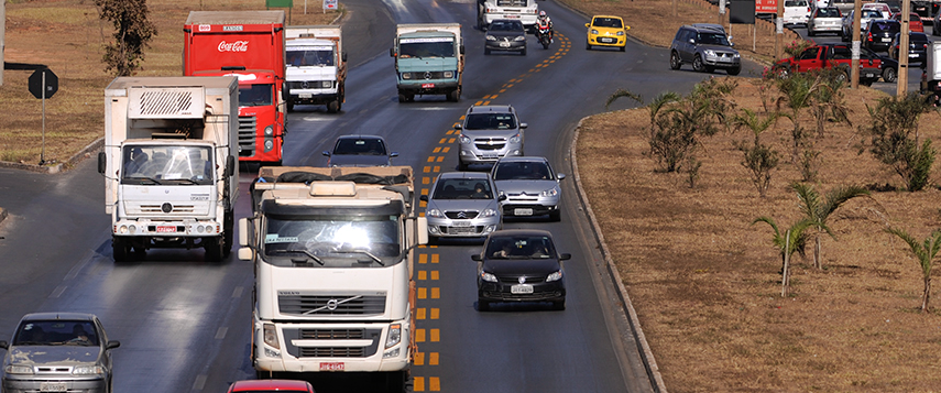 veiculos trafegam em rodovia brasileira em meio a debate sobre placas com cidade e estado