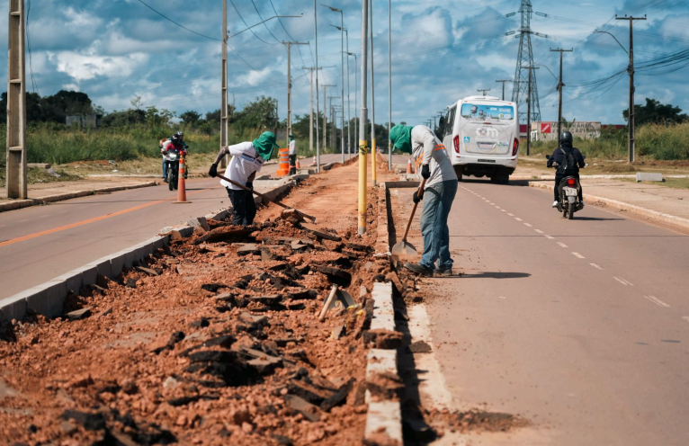 Trabalhadores em estrada em construção.