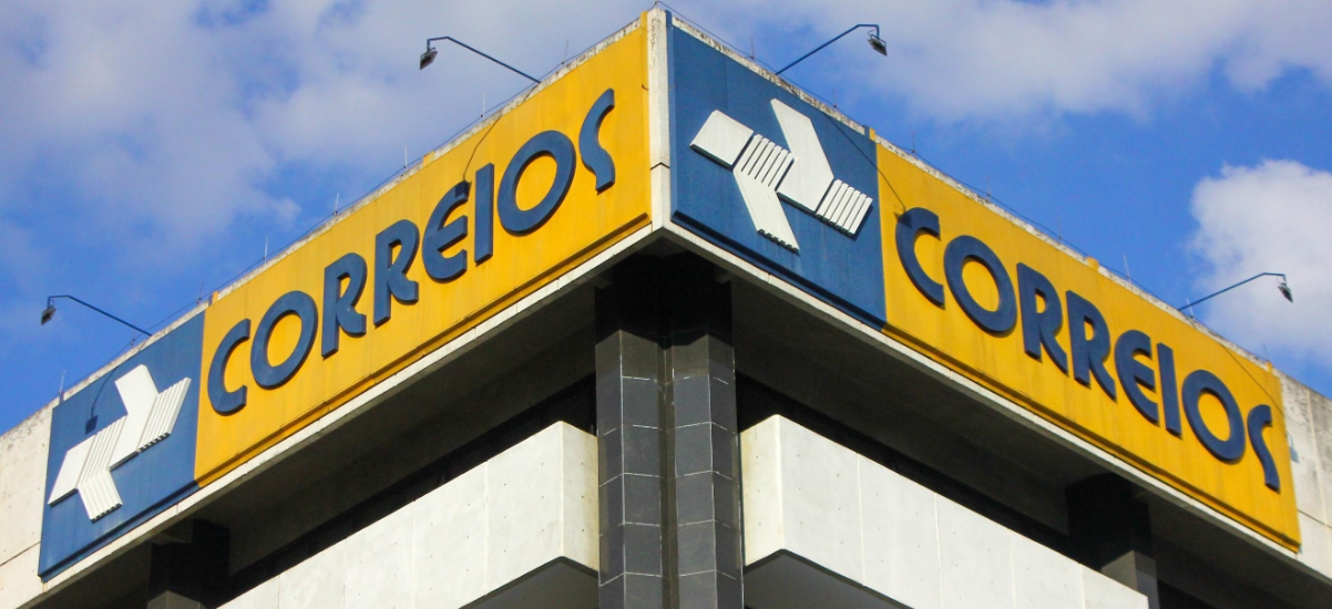 Fachada institucional dos Correios em imagem que representa a crise financeira da estatal em 2025