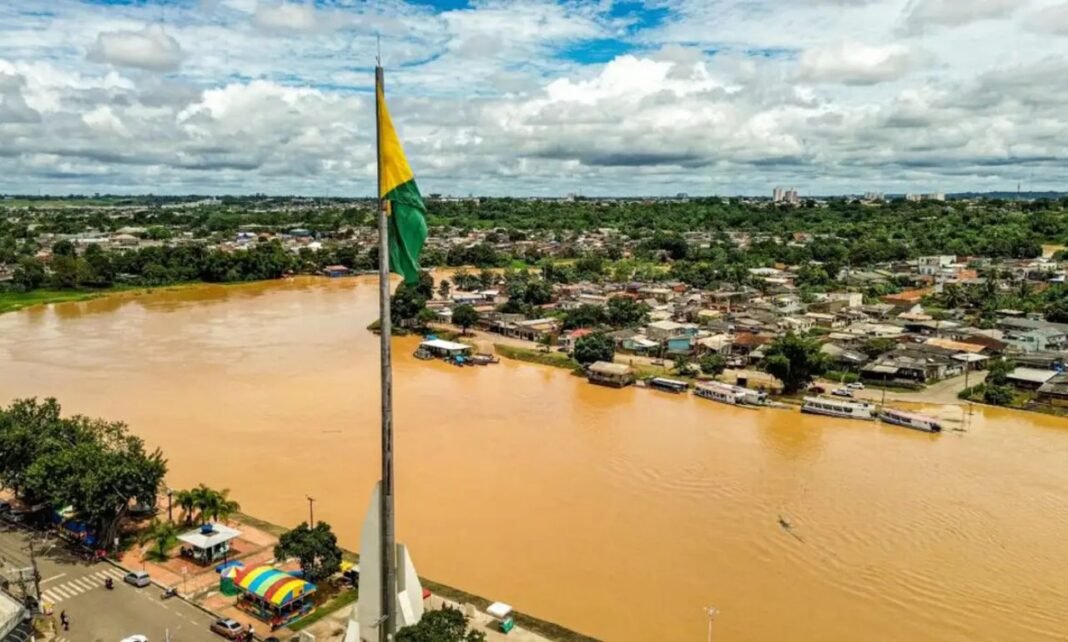 Emergência no Acre com rio cheio avançando sobre área urbana