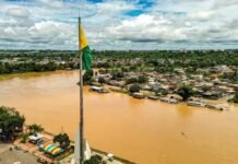 Defesa Civil reconhece emergência em seis cidades do Acre Emergência no Acre com rio cheio avançando sobre área urbana