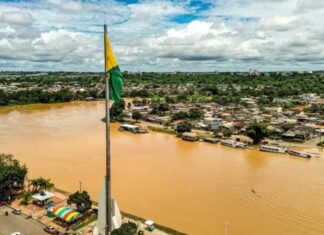 Defesa Civil reconhece emergência em seis cidades do Acre Emergência no Acre com rio cheio avançando sobre área urbana