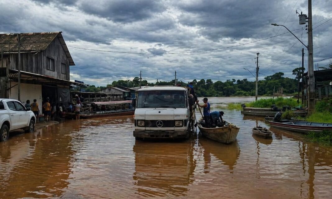 Rio Madeira passa dos 15 metros