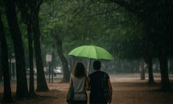 Chuva forte no Brasil com pessoas usando guarda-chuva durante temporal
