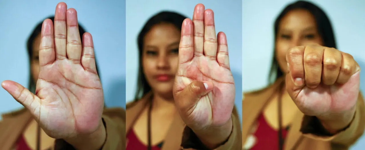 mulher faz código universal do sinal de socorro em Rondônia