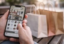 Lula critica taxa das blusinhas e prepara pacote econômico Consumidor segura celular com tela de compra online enquanto sacolas aparecem ao fundo, em referência à taxa das blusinhas.