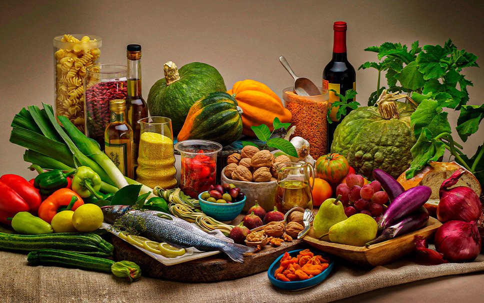 Alimentos da dieta mediterrânea com peixe, azeite, legumes, frutas, grãos e vegetais