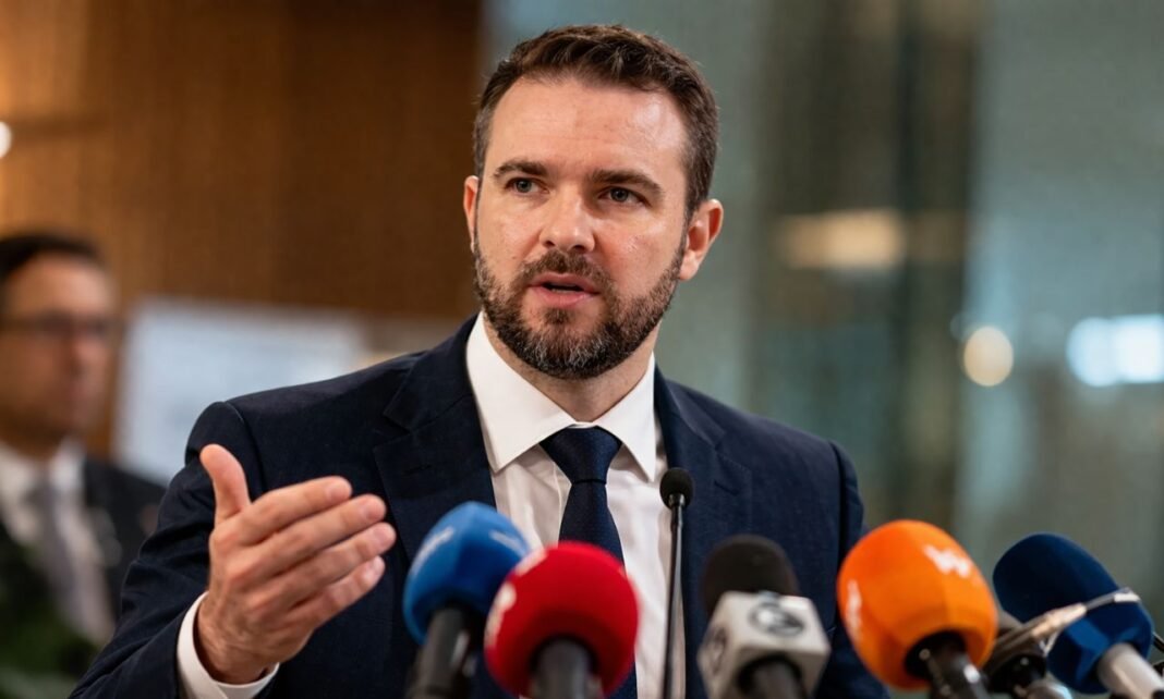 Dario Durigan fala em coletiva sobre a nova versão do Desenrola em evento oficial do governo