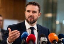 Novo Desenrola deve ser anunciado após viagem de Lula Dario Durigan fala em coletiva sobre a nova versão do Desenrola em evento oficial do governo