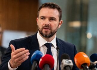 Novo Desenrola deve ser anunciado após viagem de Lula Dario Durigan fala em coletiva sobre a nova versão do Desenrola em evento oficial do governo