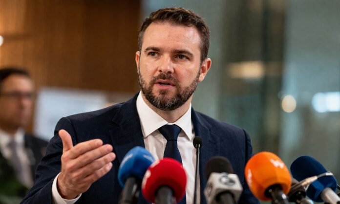 Dario Durigan fala em coletiva sobre a nova versão do Desenrola em evento oficial do governo