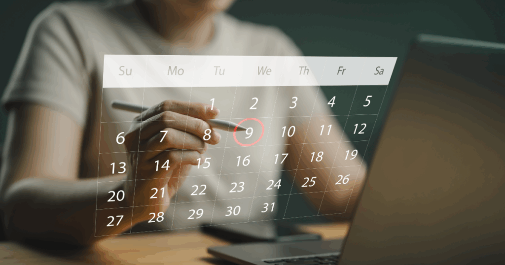 Calendário semanal sendo marcado por trabalhador em rotina de trabalho no escritório