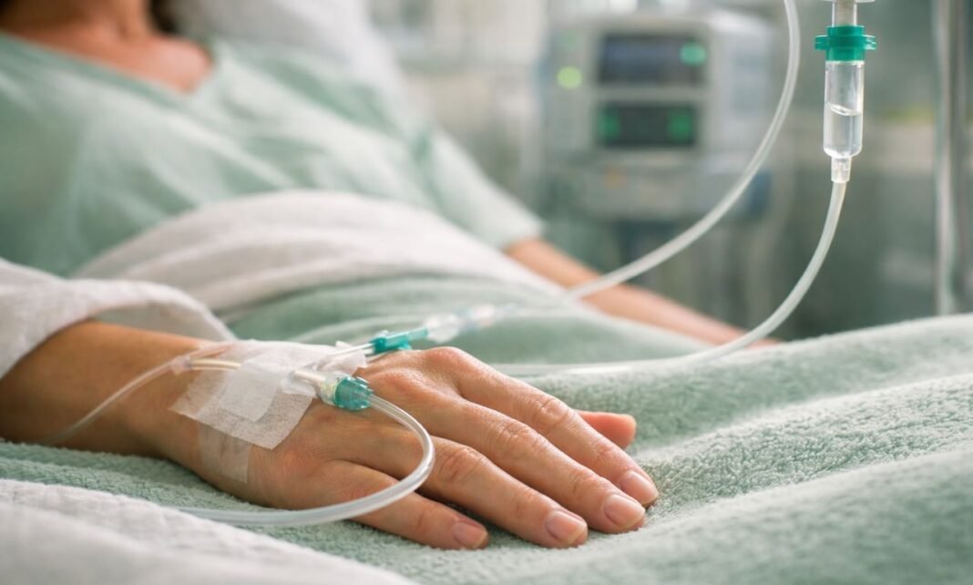 Imunoterapia no SUS sendo aplicada em paciente com medicação intravenosa em hospital