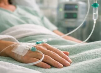 SUS passa a oferecer imunoterapia contra o câncer após nova lei Imunoterapia no SUS sendo aplicada em paciente com medicação intravenosa em hospital