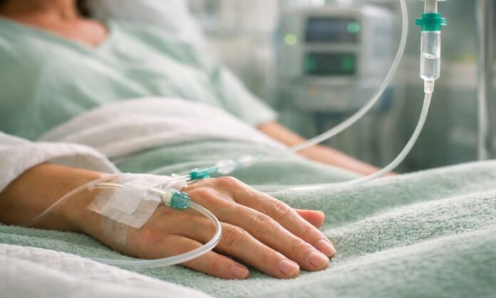 Imunoterapia no SUS sendo aplicada em paciente com medicação intravenosa em hospital