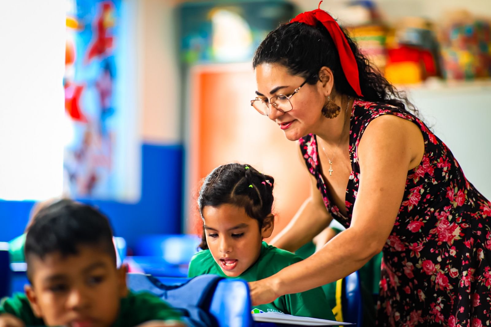Professora ajudando alunos na sala