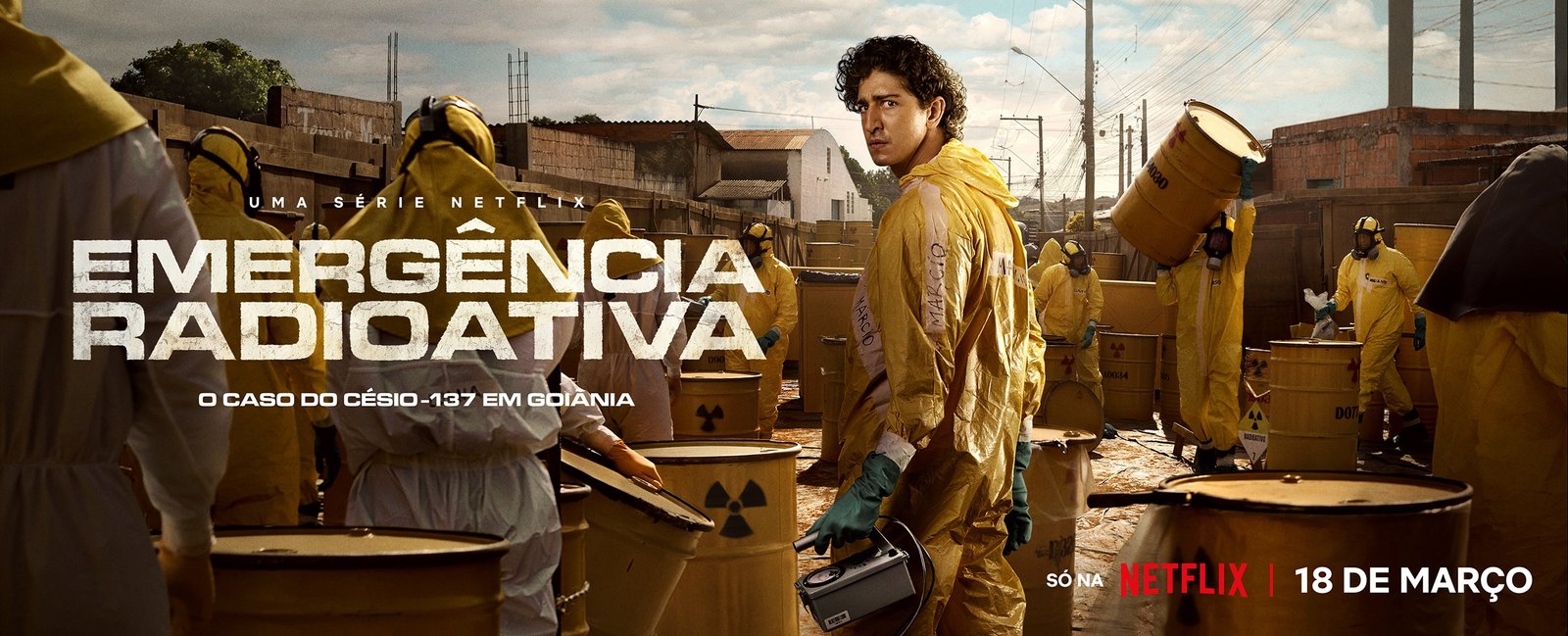 Emergência Radioativa série Netflix mostra equipes com roupas de proteção em meio a barris contaminados no acidente com césio-137 em Goiânia