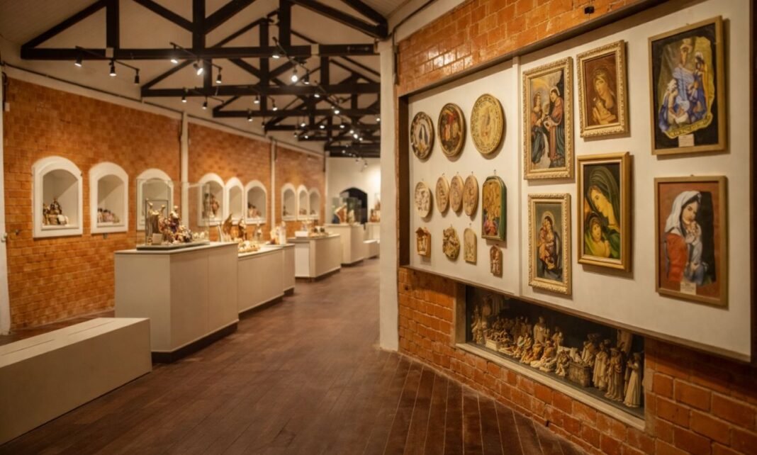 Museu do Presépio em Porto Velho com corredor expositivo, obras sacras e acervo artístico em ambiente interno