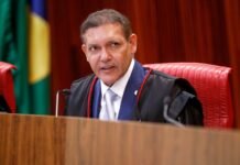 TSE elege Nunes Marques presidente e André Mendonça vice Nunes Marques presidente do TSE durante sessão no plenário com urna eletrônica em destaque