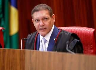 TSE elege Nunes Marques presidente e André Mendonça vice Nunes Marques presidente do TSE durante sessão no plenário com urna eletrônica em destaque