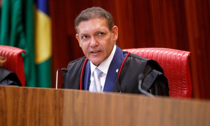 Nunes Marques presidente do TSE durante sessão no plenário com urna eletrônica em destaque