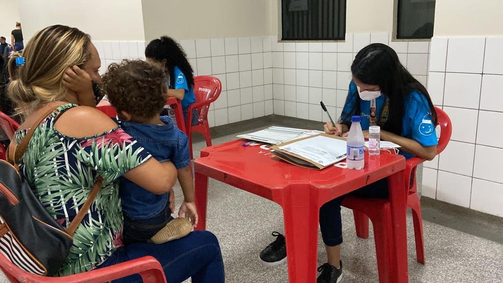 Mulher com criança em atendimento médico.